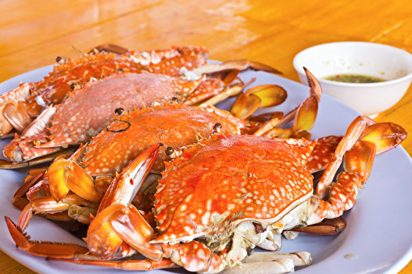 中医师提醒四种人不宜吃螃蟹。(Shutterstock)