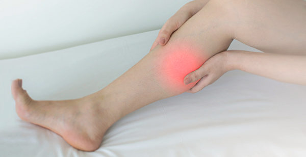 小腿抽筋疼痛难忍，中医教你如何改善抽筋。(Shutterstock)