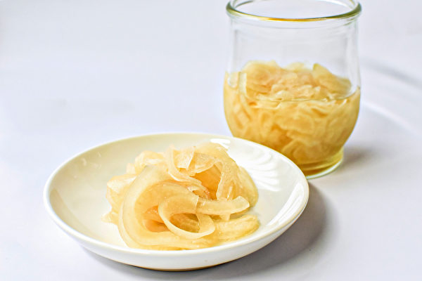 洋蔥生吃味道辛辣刺鼻，但醋洋蔥可補救這一缺點。(Shutterstock)