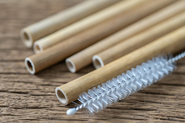 竹吸管材質天然，不容易碎裂，但較容易發霉。(Shutterstock)