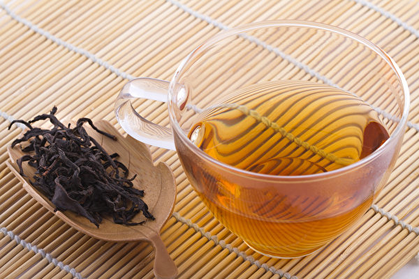烏龍茶又稱苗條茶，能夠分解脂肪，可減少腹部脂肪的堆積。(Shutterstock)