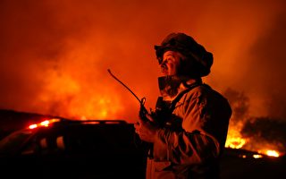 一夜之間蔓延1萬英畝     北加州大火24日上午零可控