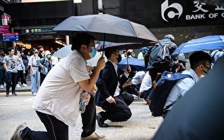 不满港府对诉求回应 香港白领加入抗议