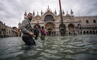 威尼斯遭50年来最严重水灾 多处古迹受损