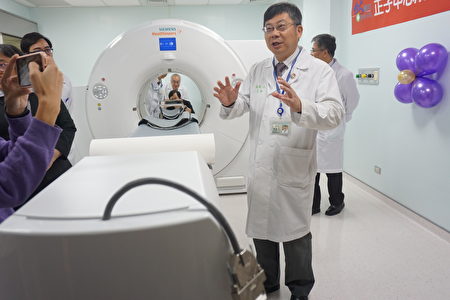 院長黃瑞仁說:105年到雲林服務以來,希望雲林鄉親不因地域不同而受到差別醫療照顧,因此不惜巨資購置了目前全台最新瀛的正子攝影掃描儀。