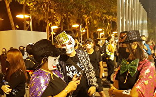 组图：万圣夜游行 港人戴面具上街“应节”