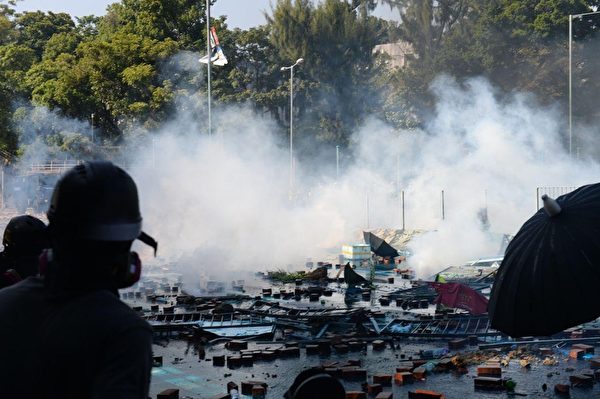 11月17日下午，香港理工大学现场，防暴警察出动两架水炮车、一架装甲车清场，同时发射催泪弹。（孙明国／大纪元）