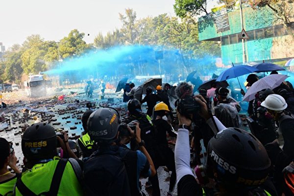11月17日下午，香港理工大學現場，防暴警察出動兩架水炮車、一架裝甲車清場，同時發射催淚彈。（孫明國／大紀元）