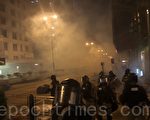 组图：11.18凌晨港警再射催泪弹 狂抓抗议者