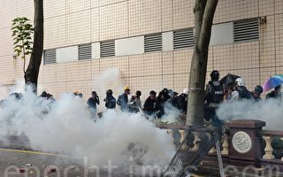 组图：理大学生欲再冲出校园 遭警用催泪弹水炮车阻击