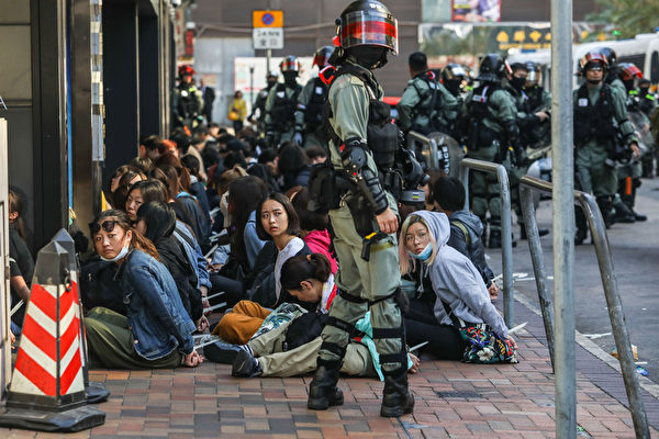2019年11月18日，香港防暴警察逮捕理大學校園內大批抗議者。(DALE DE LA REY/AFP via Getty Images)