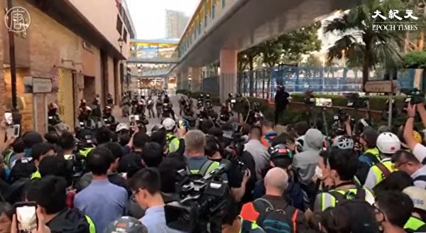 11月25日，香港区议会当选人到理工大学声援学生，大批市民和当选人被警方拦截。（大纪元视频截图）