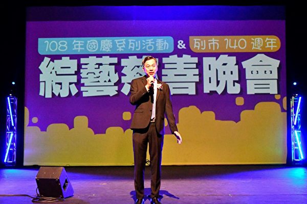 图：全加中华总会馆举办了一场综艺慈善晚会，以曼妙歌舞庆祝双十国庆节。（叶宪年提供）