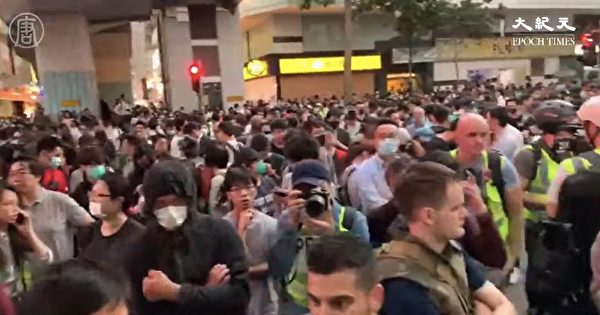 11月25日，香港区议会当选人到理工大学声援学生，大批市民和当选人被警方拦截。（大纪元视频截图）