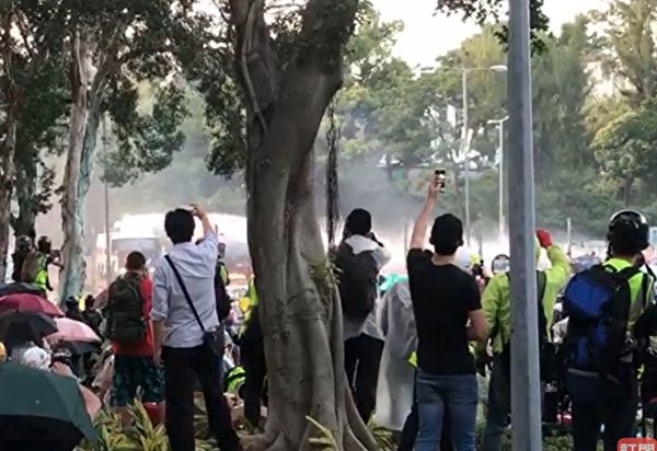 11月17日下午，警察在香港理工大学，疯狂发射水炮车、催泪弹，同时出动装甲车。（大纪元视频截图）