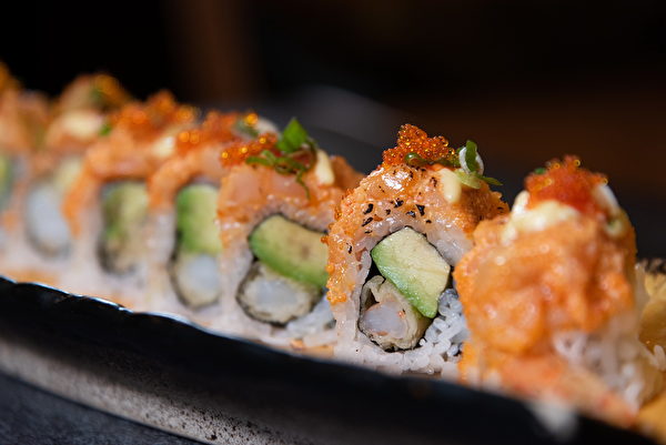 大溫哥華地區素里的赤阪日本餐廳（Akasaka BBQ & Sushi），前身是獲得旅行顧問（Tripadvisor）的五星級評分的本拿比Satomy壽司店，廣受食客們的稱讚。（大紀元）