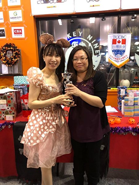 圖：卑詩台灣商會於10月25日舉辦首屆保齡球聯誼派對，令參加者開心歡暢。（卑詩台灣商會提供）