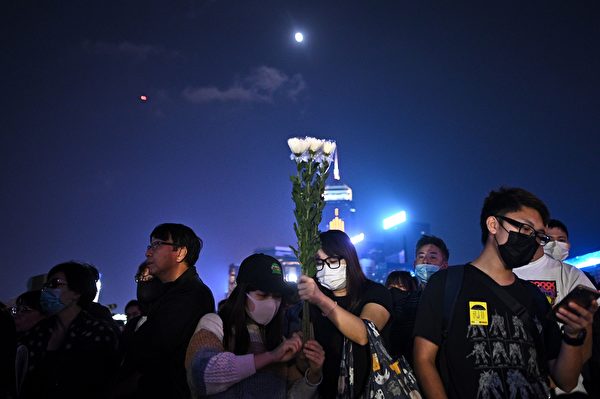 11月9日，港人举行“‘主佑义士’全港祈祷及追思会”悼念周梓乐。（PHILIP FONG/AFP via Getty Images）