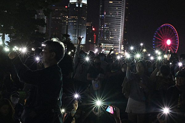 2019年11月9日，香港民眾在金鐘添馬公園舉行「主佑義士」全港祈禱及追思會。民眾舉起手機，並打開自帶燈，現場一片光海。（HILIP FONG/AFP via Getty Images）
