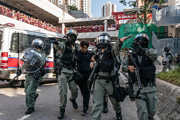 11月10日，香港警方抓捕抗議者。（Anthony Kwan/Getty Images）