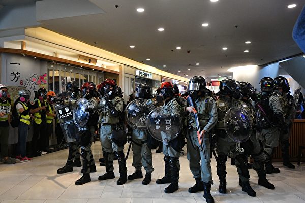 11月10日，香港警方在荃湾荃新天地驱赶民众。（ANTHONY WALLACE/AFP via Getty Images）