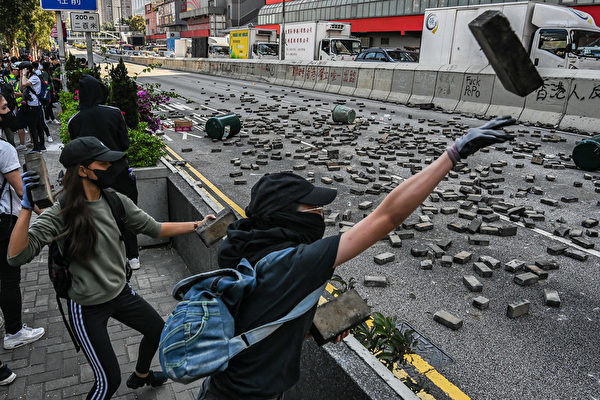 11月11日，黄大仙，抗议者扔砖头做路障。（Billy H.C. Kwok/Getty Images）