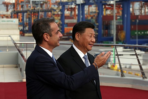 President of the Republic of China Xi Jinping (R) and Greek Prime Minister Kyriakos Mitsotakis visit the cargo terminal of Chinese company Cosco in the port of Piraeus, Greece, on November 11, 2019, as part of his two-day official visit to Greece. (Photo by ORESTIS PANAGIOTOU / POOL / AFP) (Photo by 
