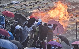 红隧旺角警连发催泪弹 民众用伞阵对抗装甲车