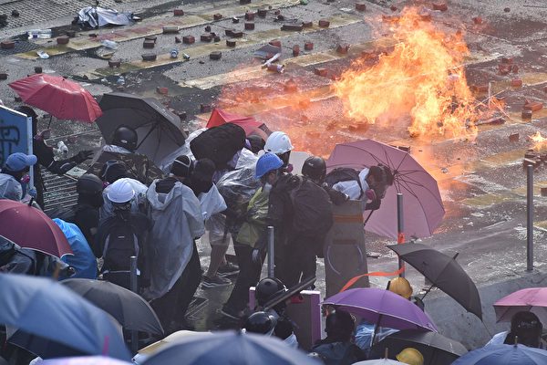 11月17日下午，警察在香港理工大学，疯狂发射水炮车、催泪弹，同时出动装甲车。（ANTHONY WALLACE/AFP via Getty Images）