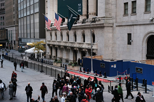 NEW YORK, NEW YORK - NOVEMBER 04: People walk by the New York Stock Exchange (NYSE) on November 04, 2019 in New York City. U.S. stocks finished at records highs on Monday with the Dow Jones Industrial Average rising 114 points to close at a record high. (Photo by Spencer Platt/Getty Images)