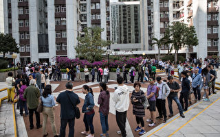 組圖：香港區議會選舉投票站大排長龍