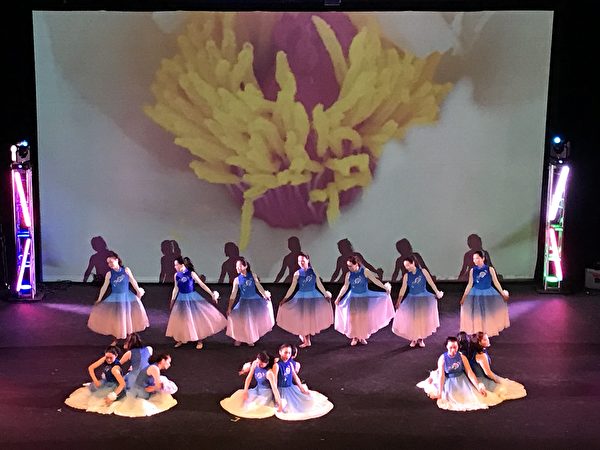 圖：全加中華總會館舉辦了一場綜藝慈善晚會，以曼妙歌舞慶祝雙十國慶節。（邱晨/大紀元）