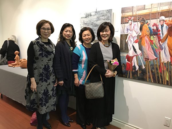 图：加拿大台湾艺术家蔡霞芬的雕塑与绘画展“人 · 物”正在展出，11月7日开幕式上名人雅士高朋满座。（邱晨/大纪元）