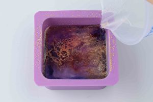 蓝紫星光宝石皂的作法。（图/采实文化提供）