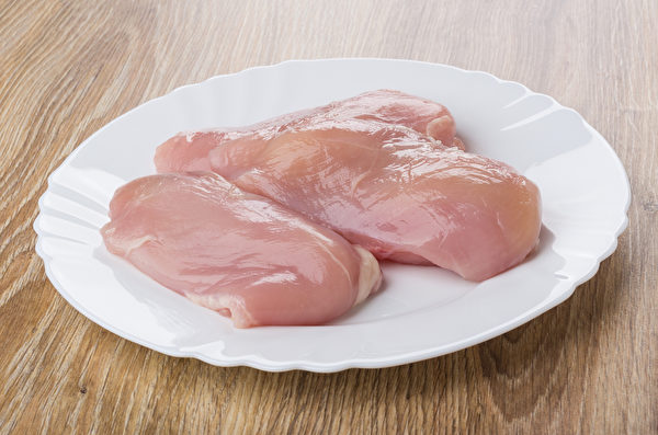 女性雄激素过高，可通过补充鸡胸肉等蛋白质食物降低雄激素。(Shutterstock)