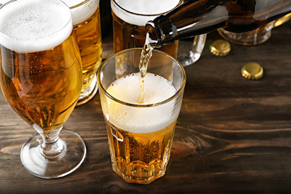 研究發現，酒精會增加罹頭頸癌風險，增加罹患下咽癌風險更高達19倍。(Shutterstock)