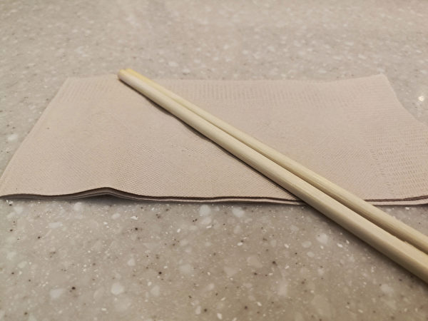 免洗筷前头包上卫生纸，用橡皮筋绑好，便可大显身手。(Shutterstock)
