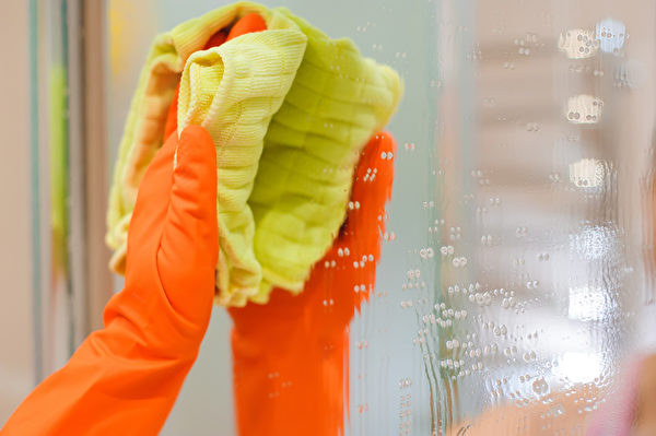 其他让我困扰的水垢，像是浴室的镜子，用柠檬酸就解决了。(Shutterstock)