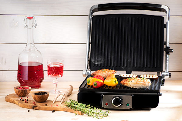 Chicken breast and vegetables on an electric indoor grill. (Shutterstock)