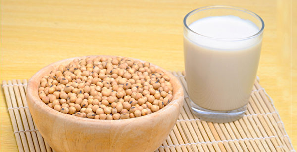 豆漿含大豆皂苷、異黃酮、卵磷脂等成分，保健價值比牛奶更佳。(Shutterstock)