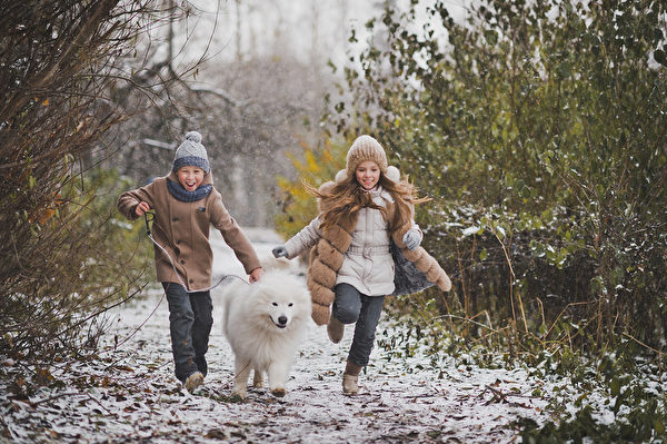 Children run the race with his beloved dog. Fotolia
