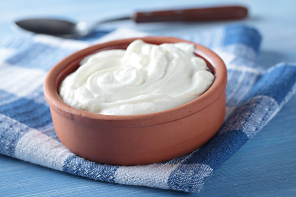 酸奶（yogurt）一词，可能来自土耳其语的“yoğurmak”，意思是变稠或凝结。（Fotolia） Greek yogurt in a pot（Fotolia）