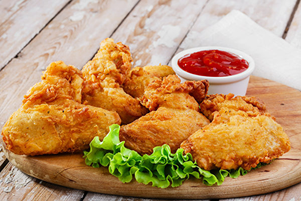 炸鸡可当作主菜或点心，都很受欢迎。（Fotolia）fried chicken wings in batter