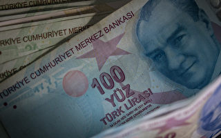 土耳其“罗宾汉”到处送钱 替穷人付清债务