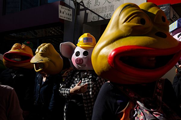 12月8日，港人大游行中，108位市民头戴玻璃纤维佩佩蛙（PEPE）及连登猪面具，每一只背后都有一个故事。（ALASTAIR PIKE/AFP via Getty Images）