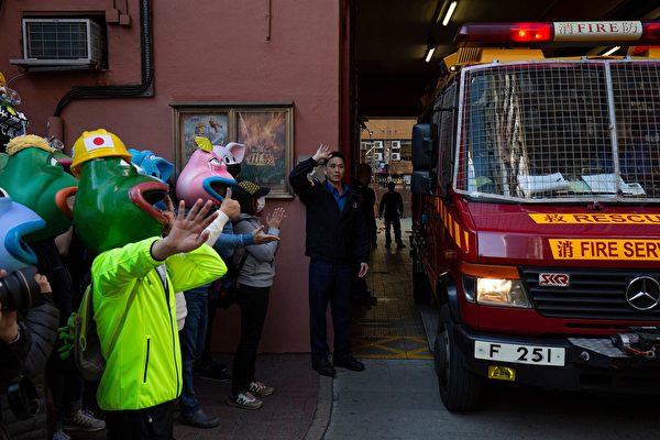 12月8日，港人大游行中，108位市民头戴玻璃纤维佩佩蛙（PEPE）及连登猪面具，每一只背后都有一个故事。（ALASTAIR PIKE/AFP via Getty Images）