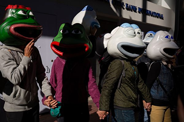 12月8日，港人大遊行中，108位市民頭戴玻璃纖維佩佩蛙（PEPE）及連登豬面具，每一隻背後都有一個故事。（ALASTAIR PIKE/AFP via Getty Images）