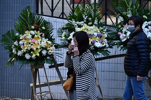 2019年12月12日，香港民众前来悼念坠亡的科大周学生周梓乐。（ANTHONY WALLACE/AFP via Getty Images）