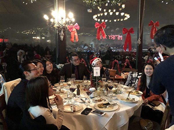 圖：卑詩台灣商會舉辦聖誕派對，呈現溫馨喜樂助人風格，受到來賓們的歡迎。（邱晨/大紀元）