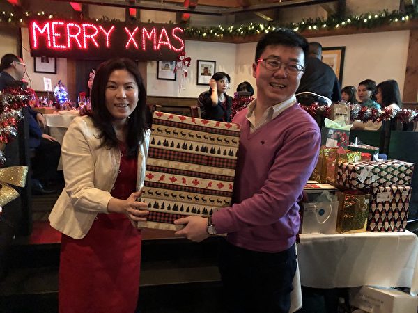 图：卑诗台湾商会举办圣诞派对，呈现温馨喜乐助人风格，受到来宾们的欢迎。（邱晨/大纪元）